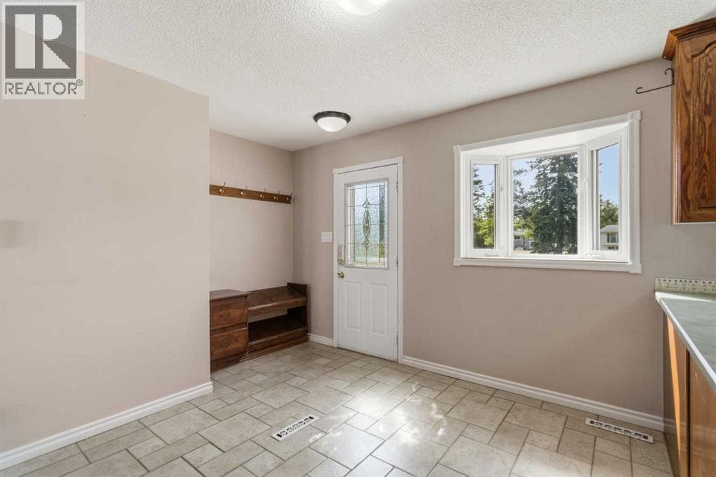 18 Clark Crescent — photo 2