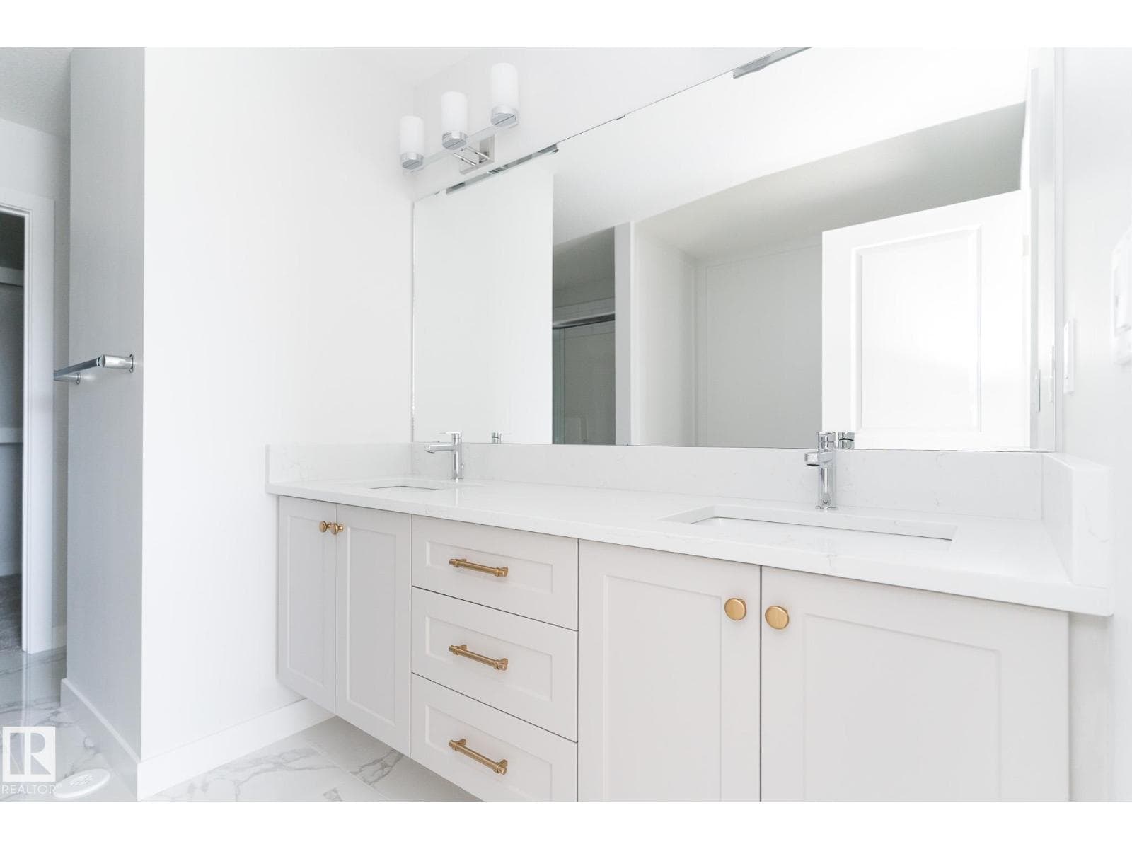 935 18 AV NW — photo 5