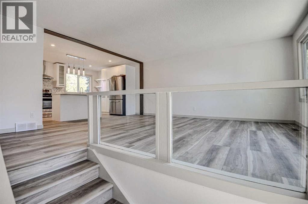 205 Allan Crescent SE — photo 2
