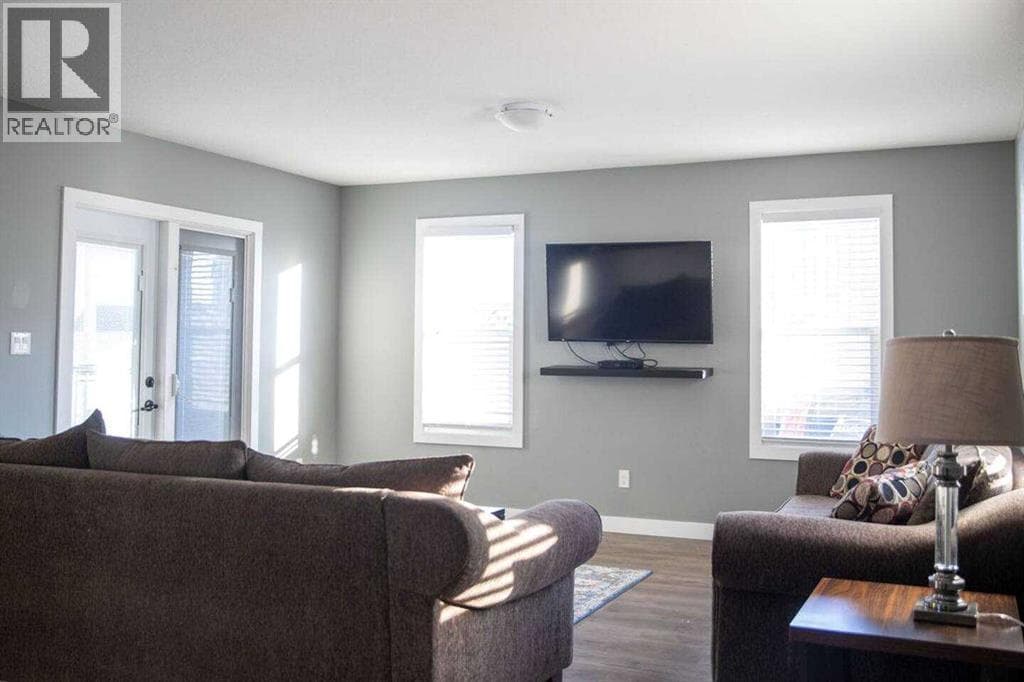 1048 Elk Avenue — photo 3