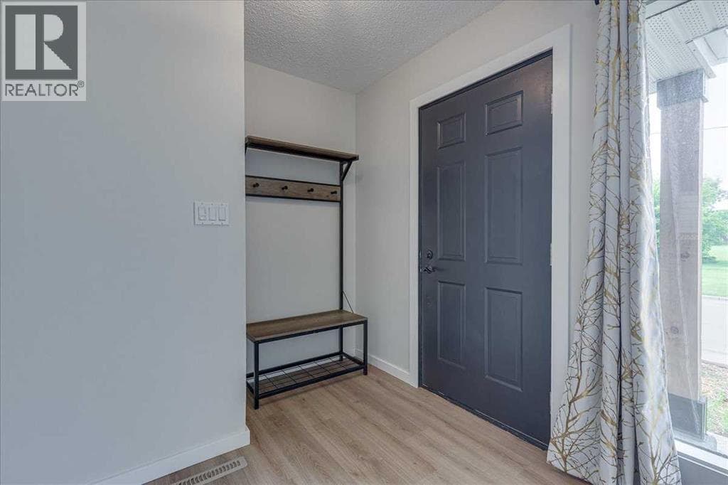 3 Armstrong Close — photo 4