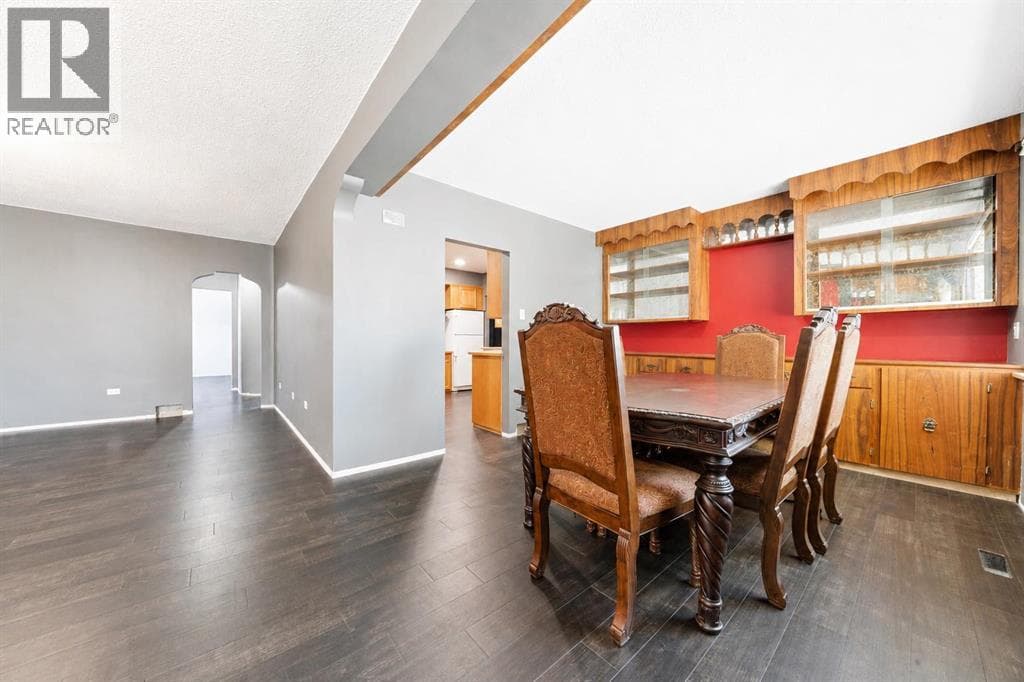 121 5 Street SE — photo 4