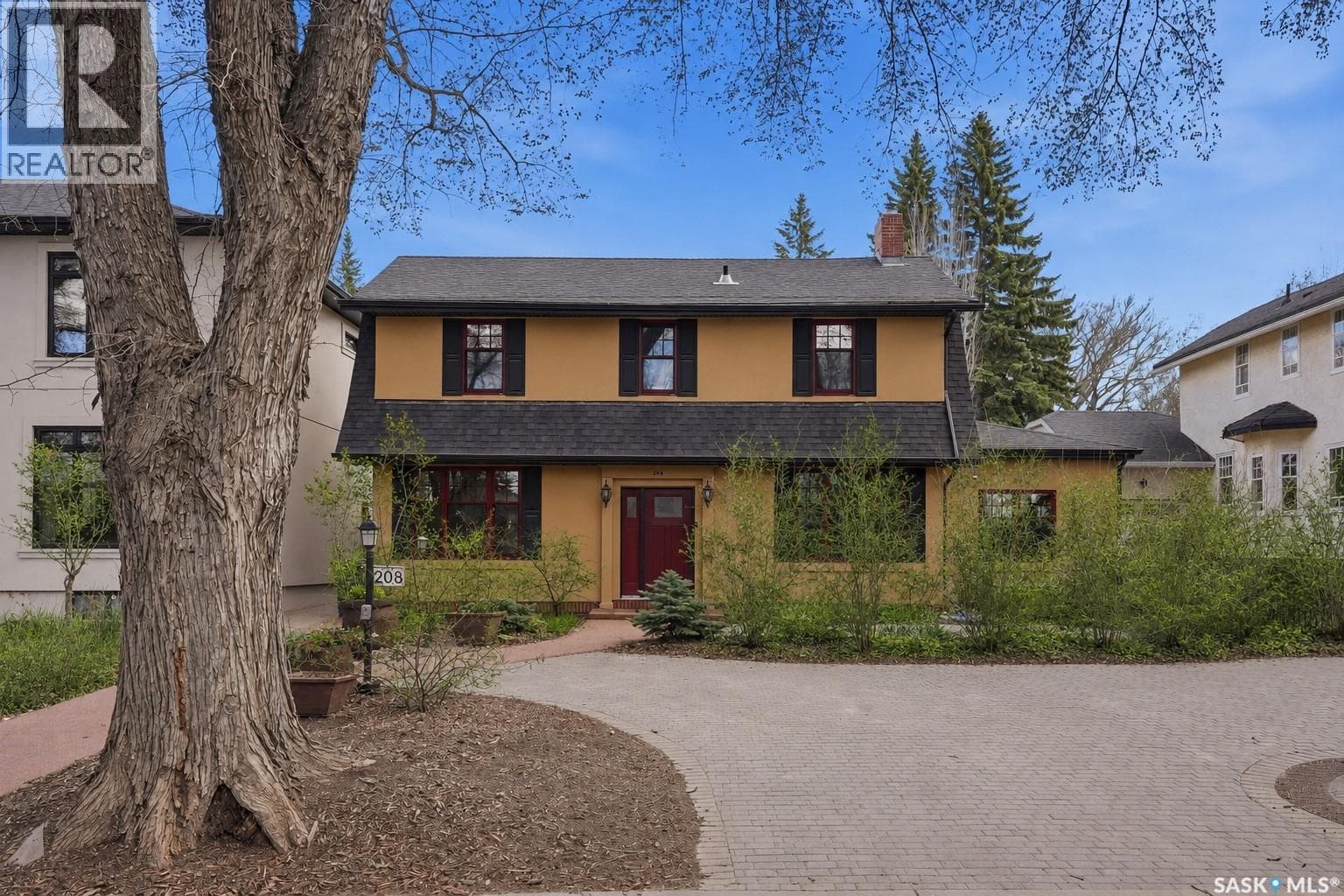 208 Saskatchewan CRESCENT W