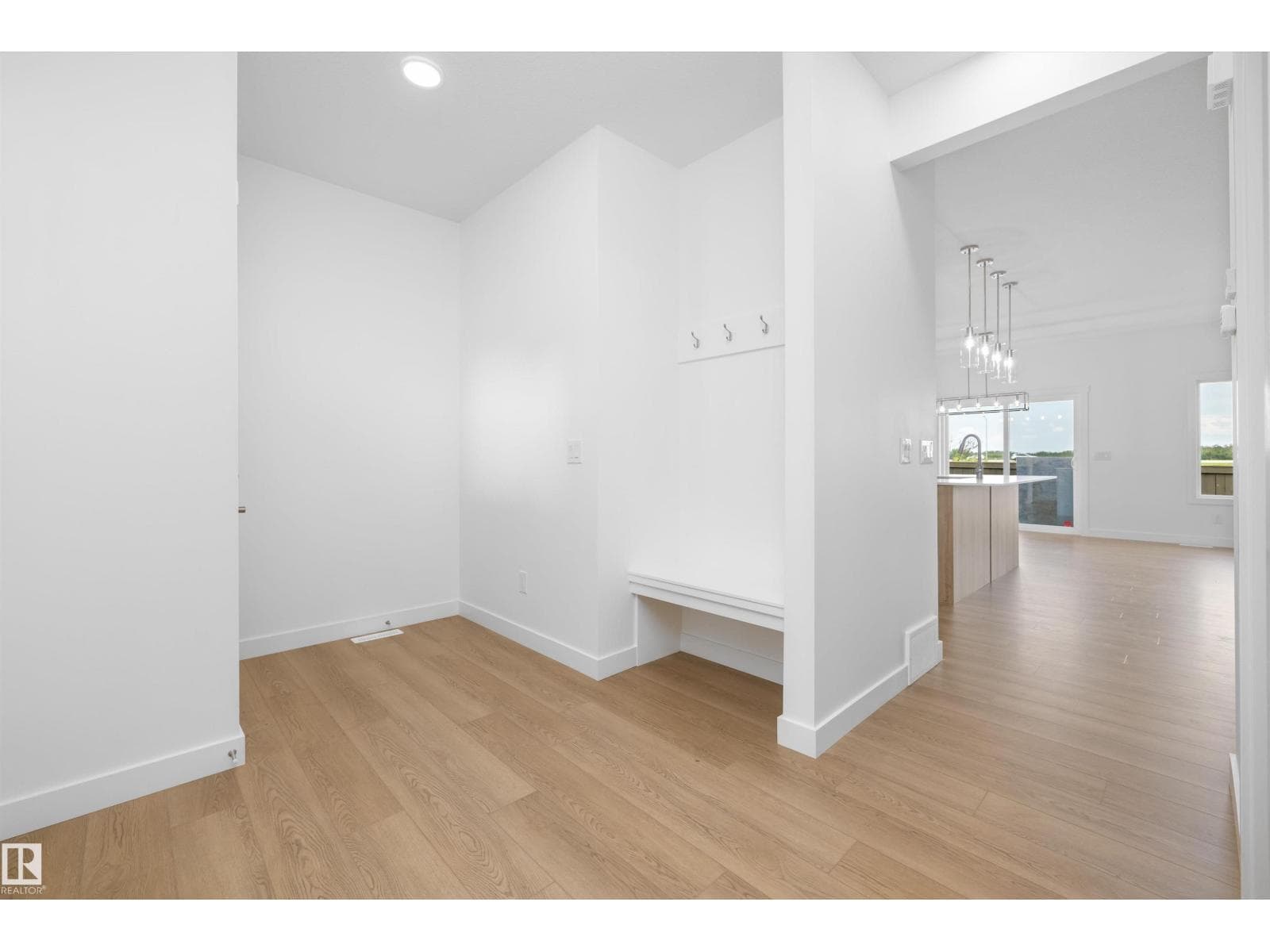 8632 183 AV NW — photo 4