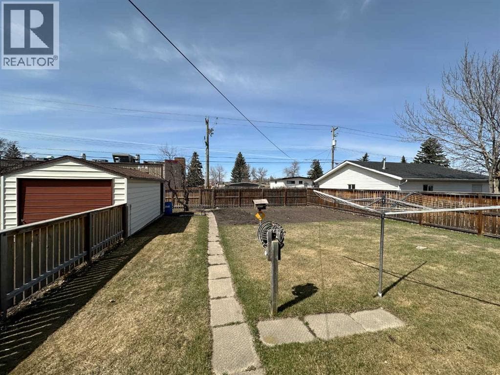 5550 & 5552 47 Avenue Crescent — photo 2
