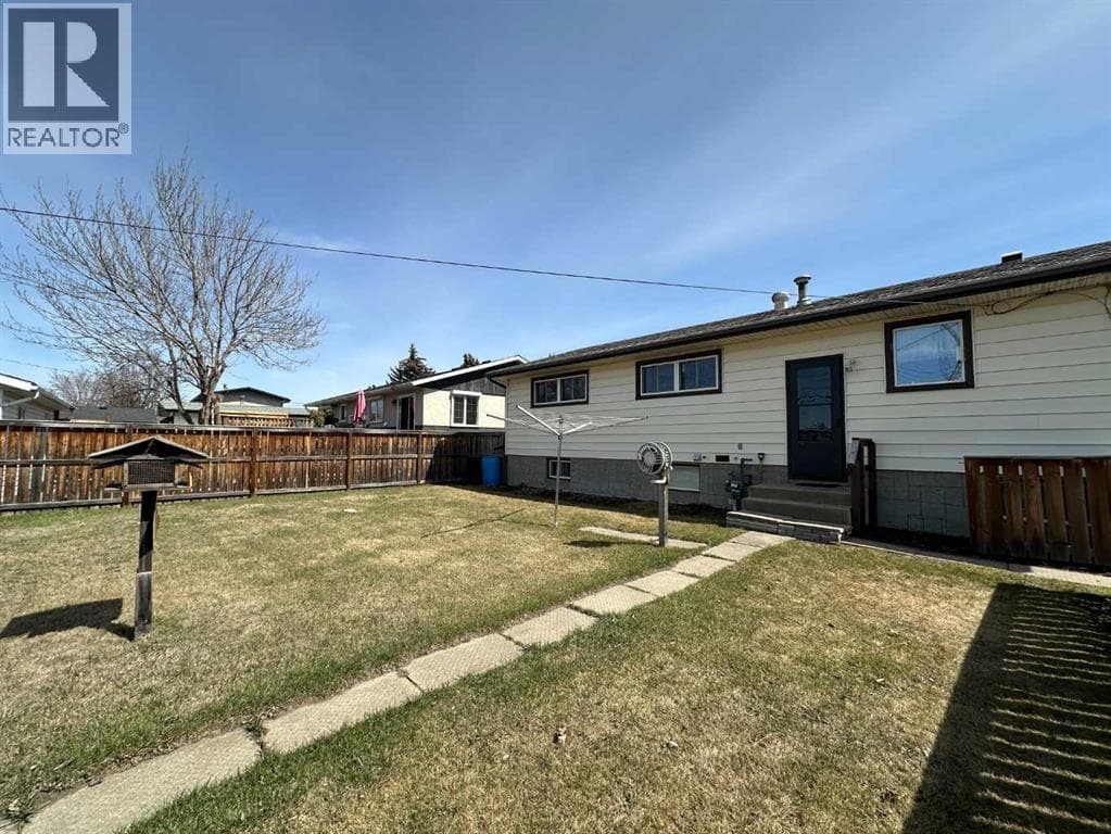 5550 & 5552 47 Avenue Crescent — photo 4