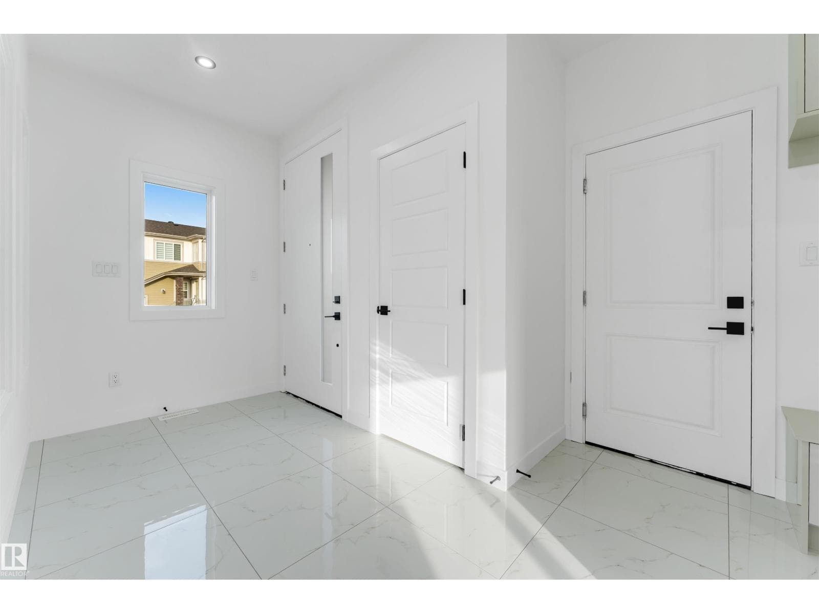 1536 64 Ave NE — photo 2