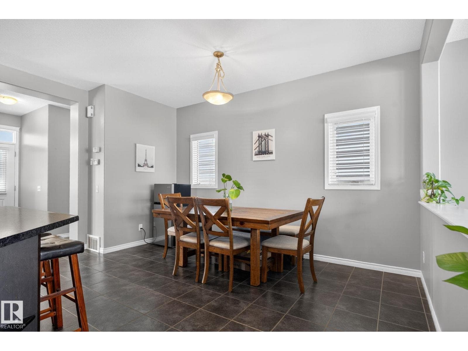 6912 22 AV SW — photo 5
