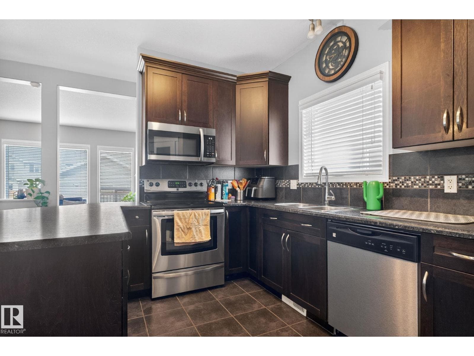 6912 22 AV SW — photo 4