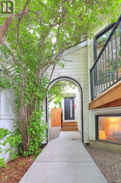 1908 30 Avenue SW — photo 3