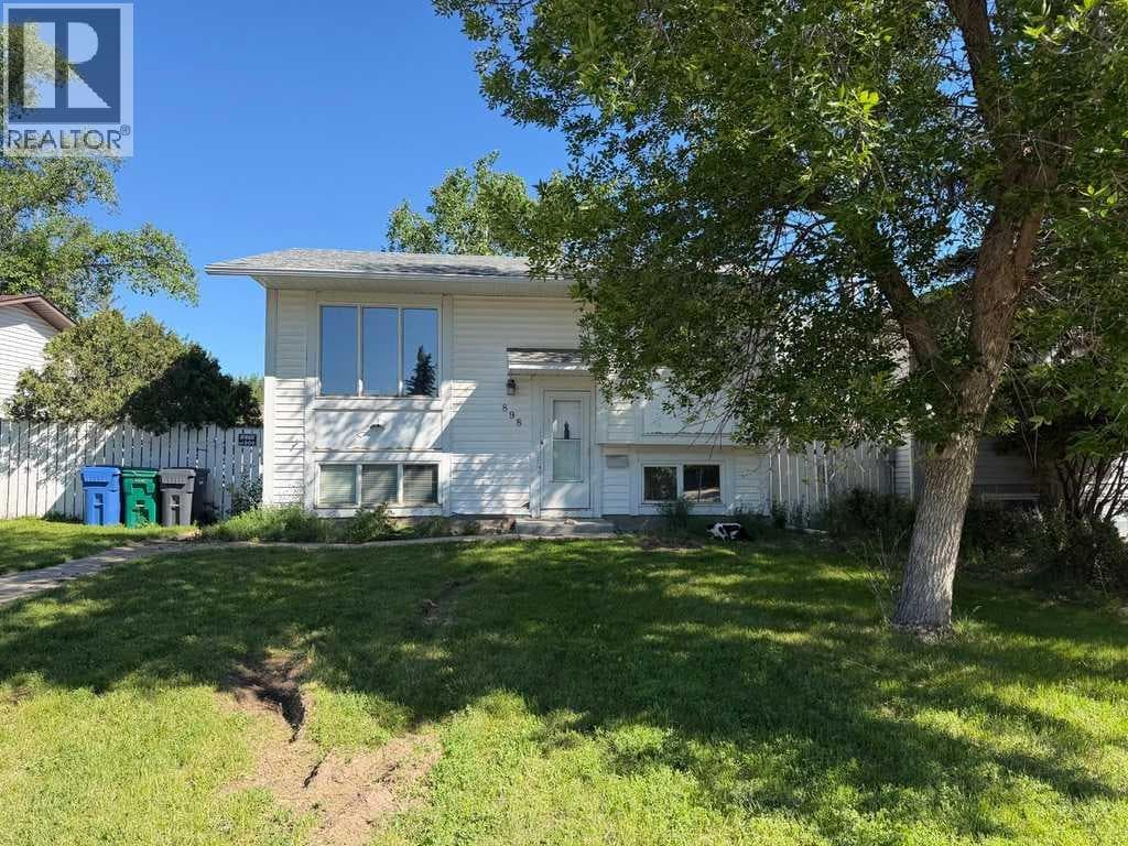 898 Red Crow Boulevard W