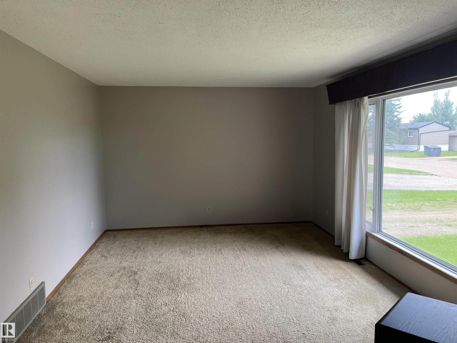 5012 58 AV — photo 3