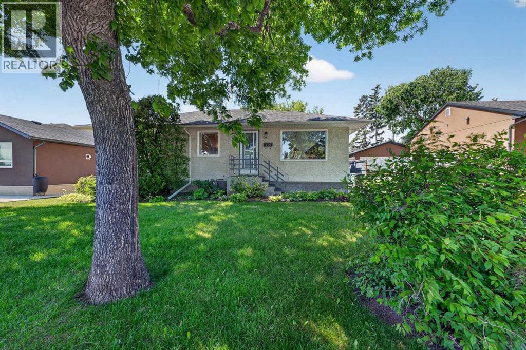 819 Thorneycroft Drive NW — photo 2