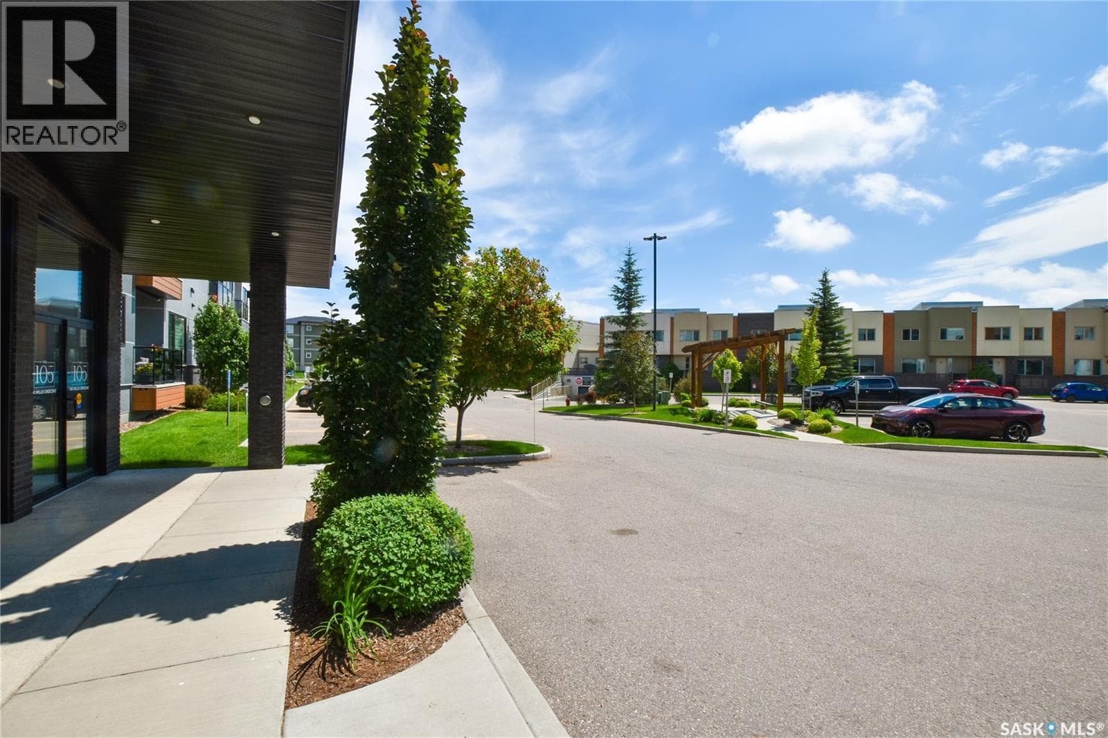 101 105 Willis CRESCENT — photo 3