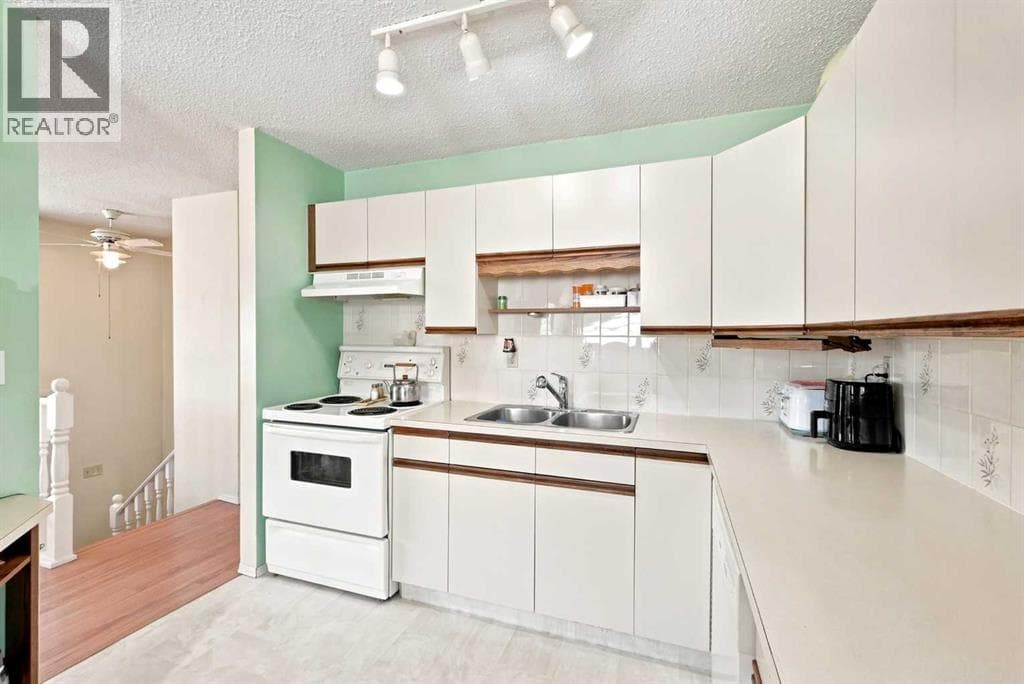 38 Meadowview Close — photo 4