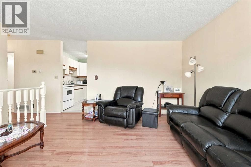 38 Meadowview Close — photo 3