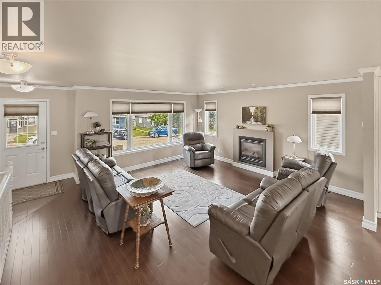 552 1st AVENUE NE — photo 3