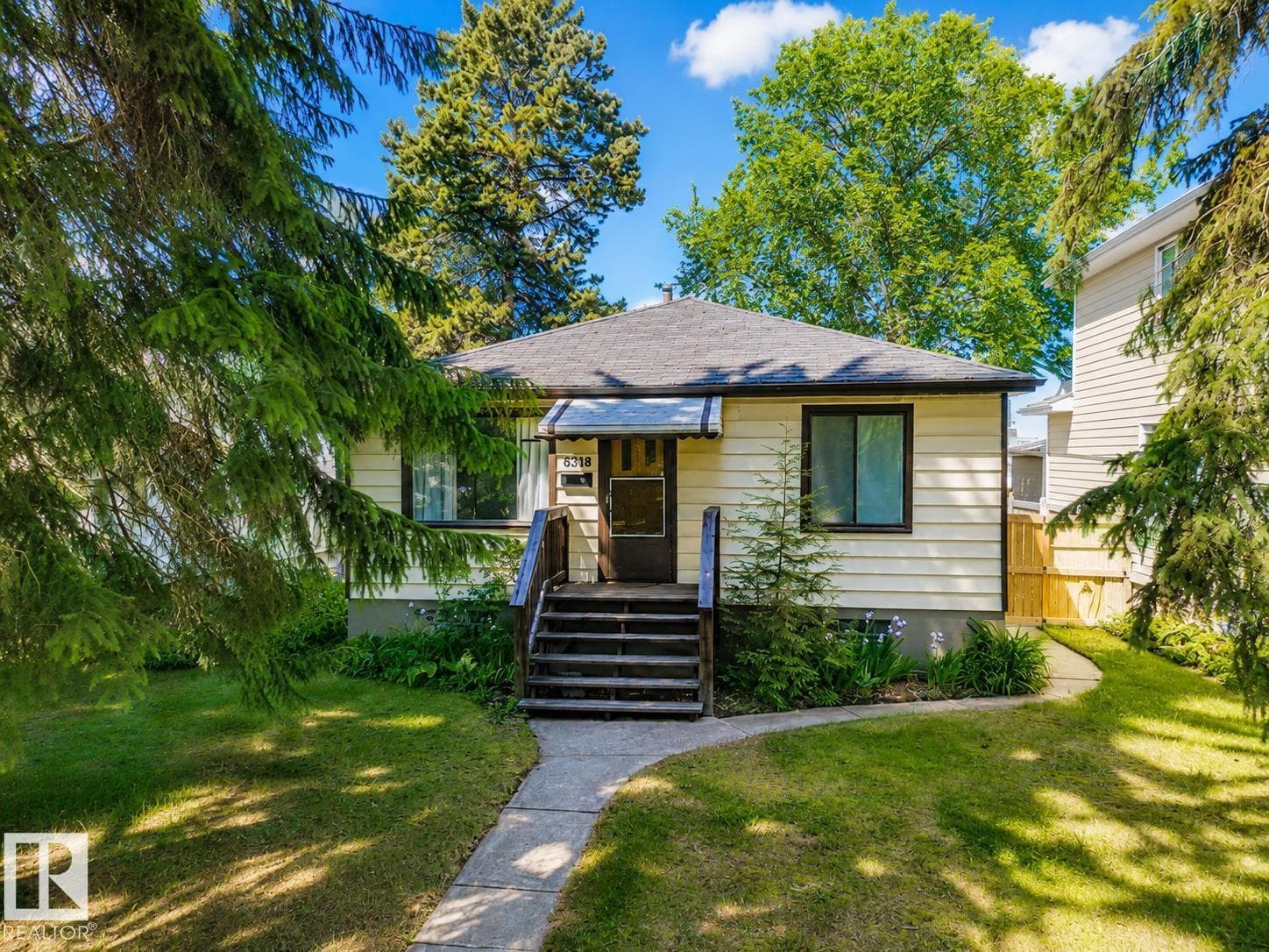 8318 80 AV NW