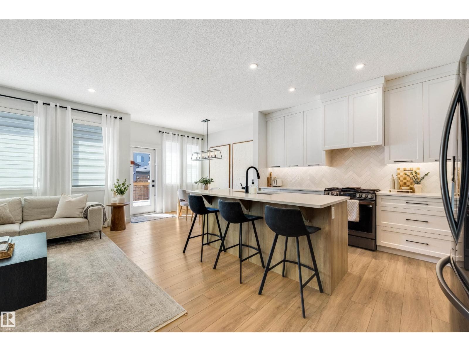 11987 34 AV SW — photo 2