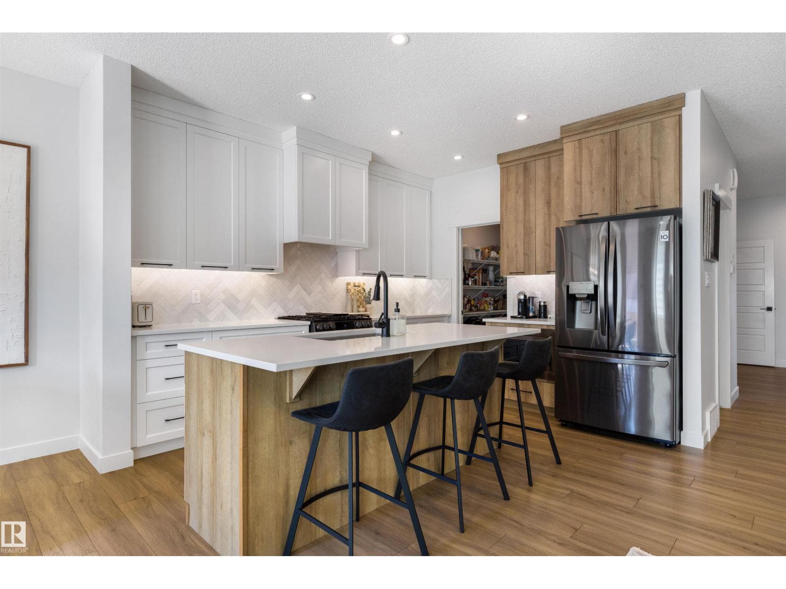 11987 34 AV SW — photo 3