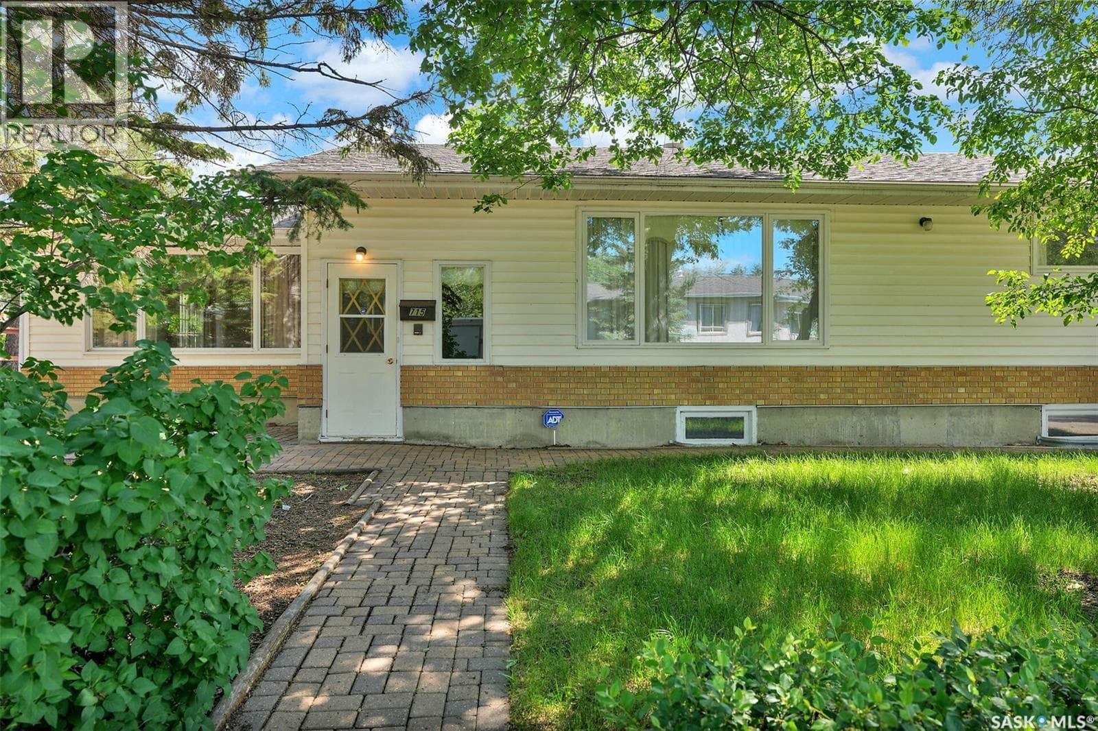 715 Connaught STREET — photo 2