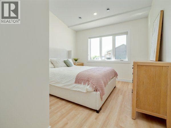 771 7 Avenue W — photo 5