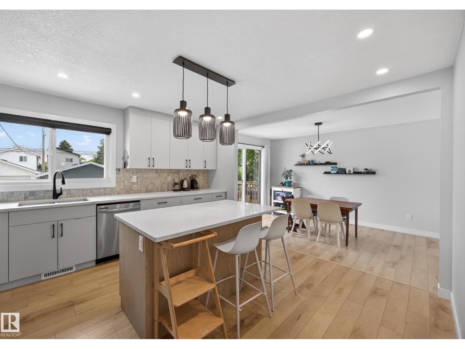 9915 154 ST NW