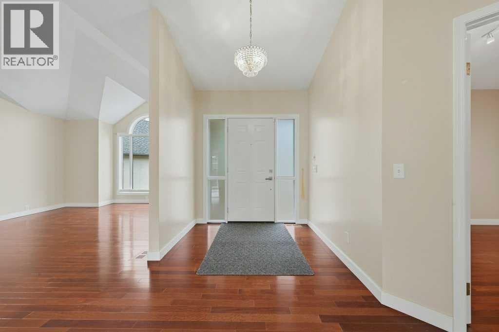 22 Varsity Estates Close NW — photo 3