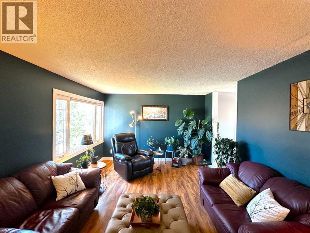 129 Greenview Close N — photo 4