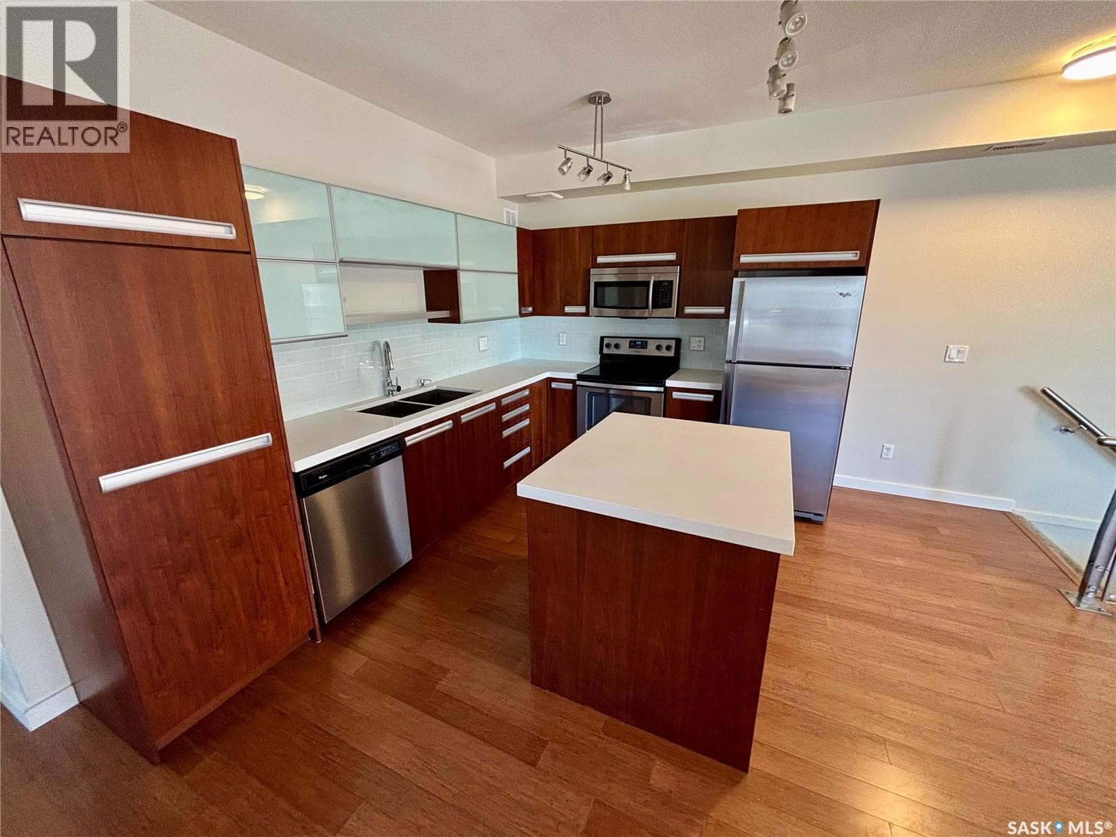2110 1015 Patrick CRESCENT — photo 3