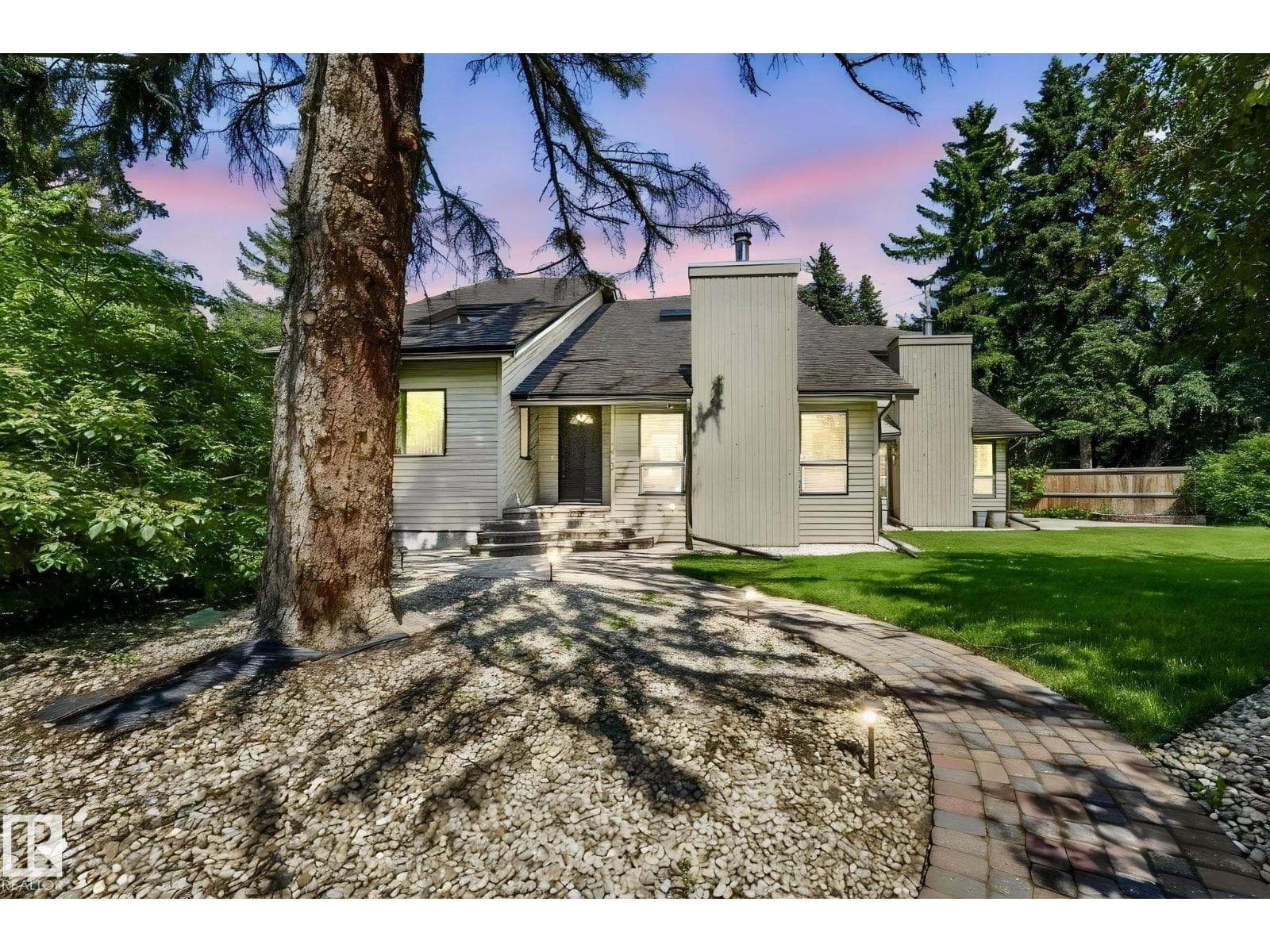 11822 91 AV NW