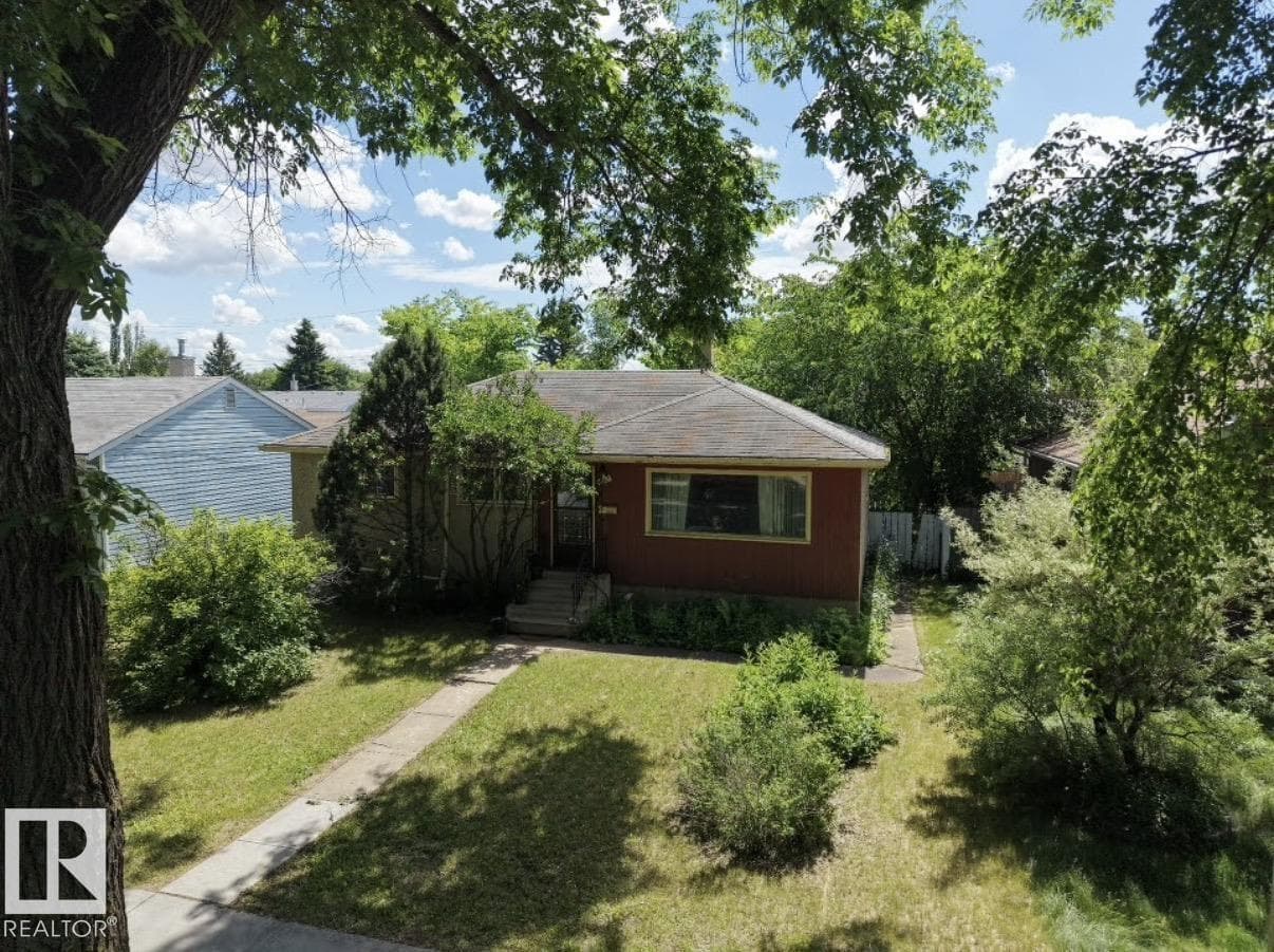 8719 67 AV NW