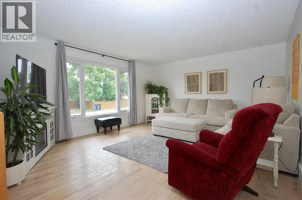 64 Rossmere Avenue SE — photo 2
