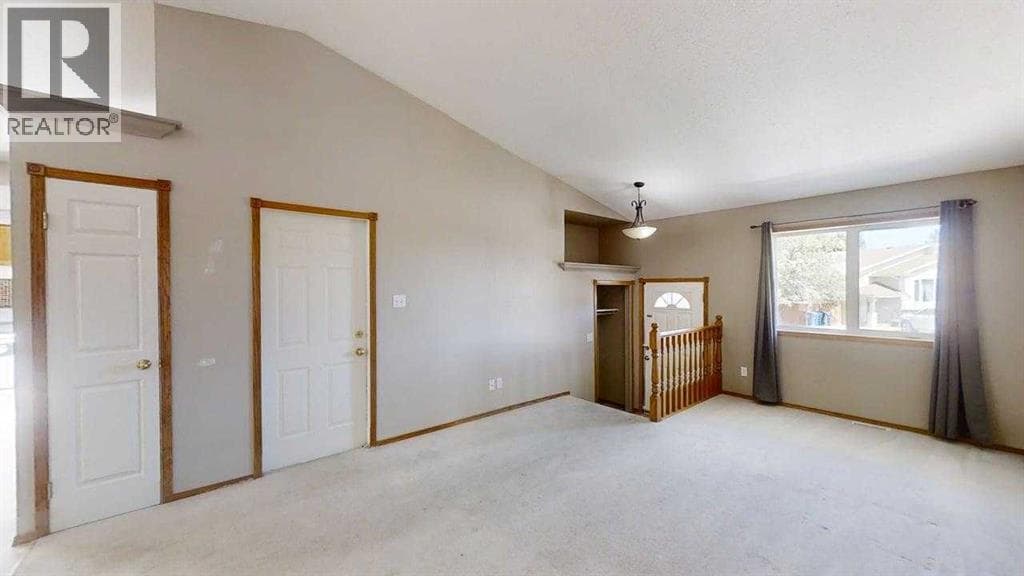 42 Mt Backus Crescent W — photo 4