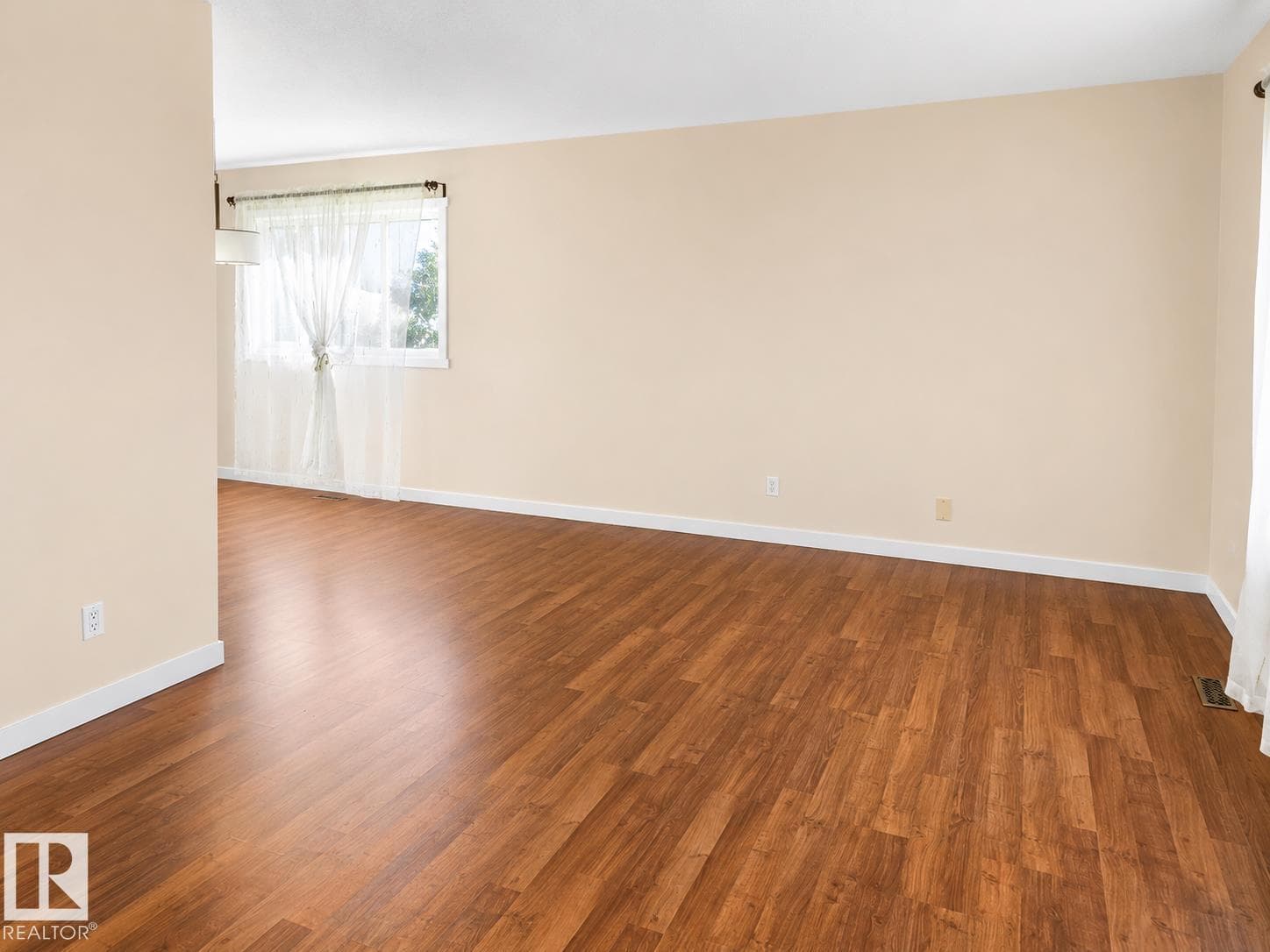 4304 121 AV NW — photo 3