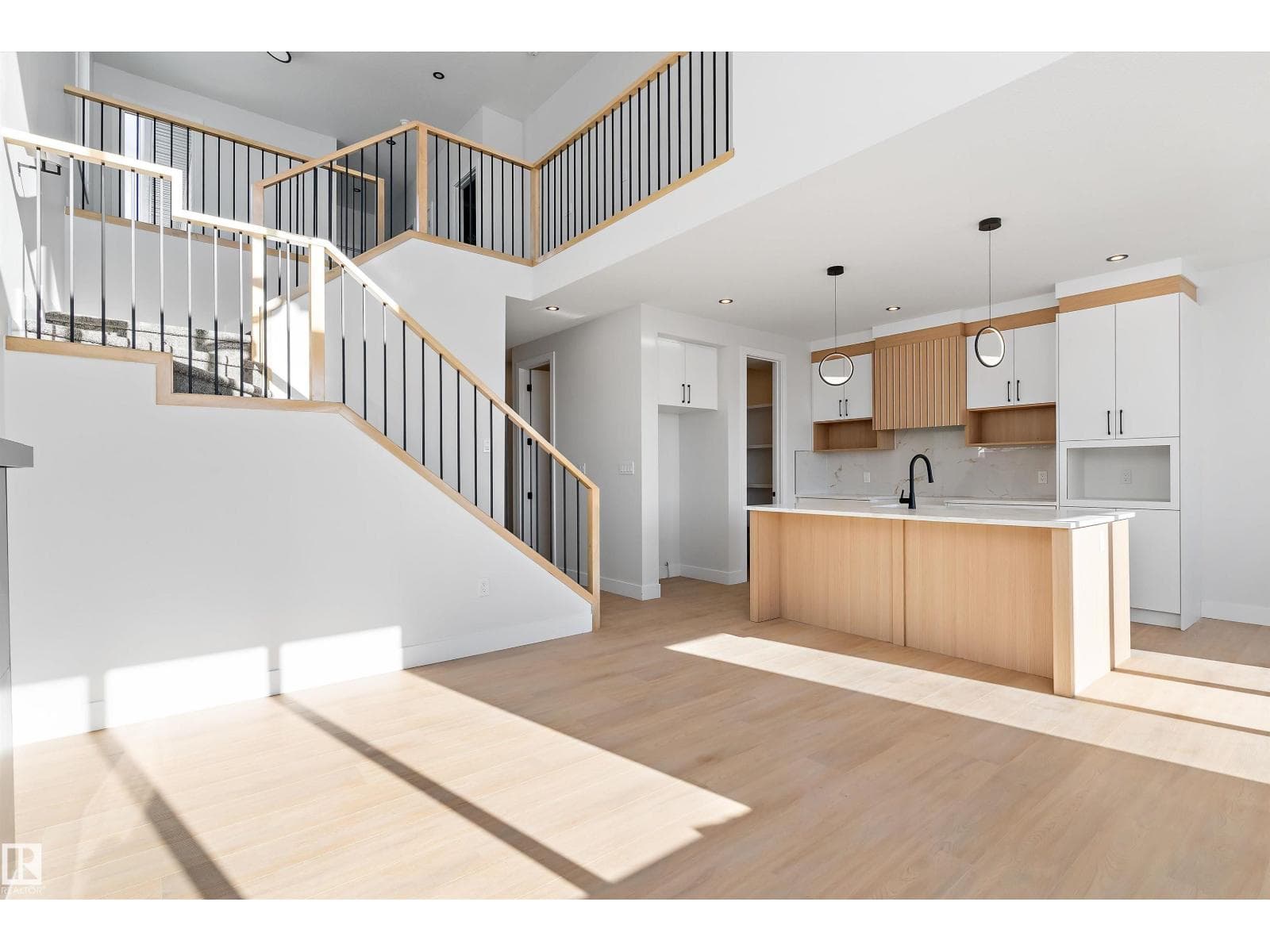 34 ASTORIA PL
