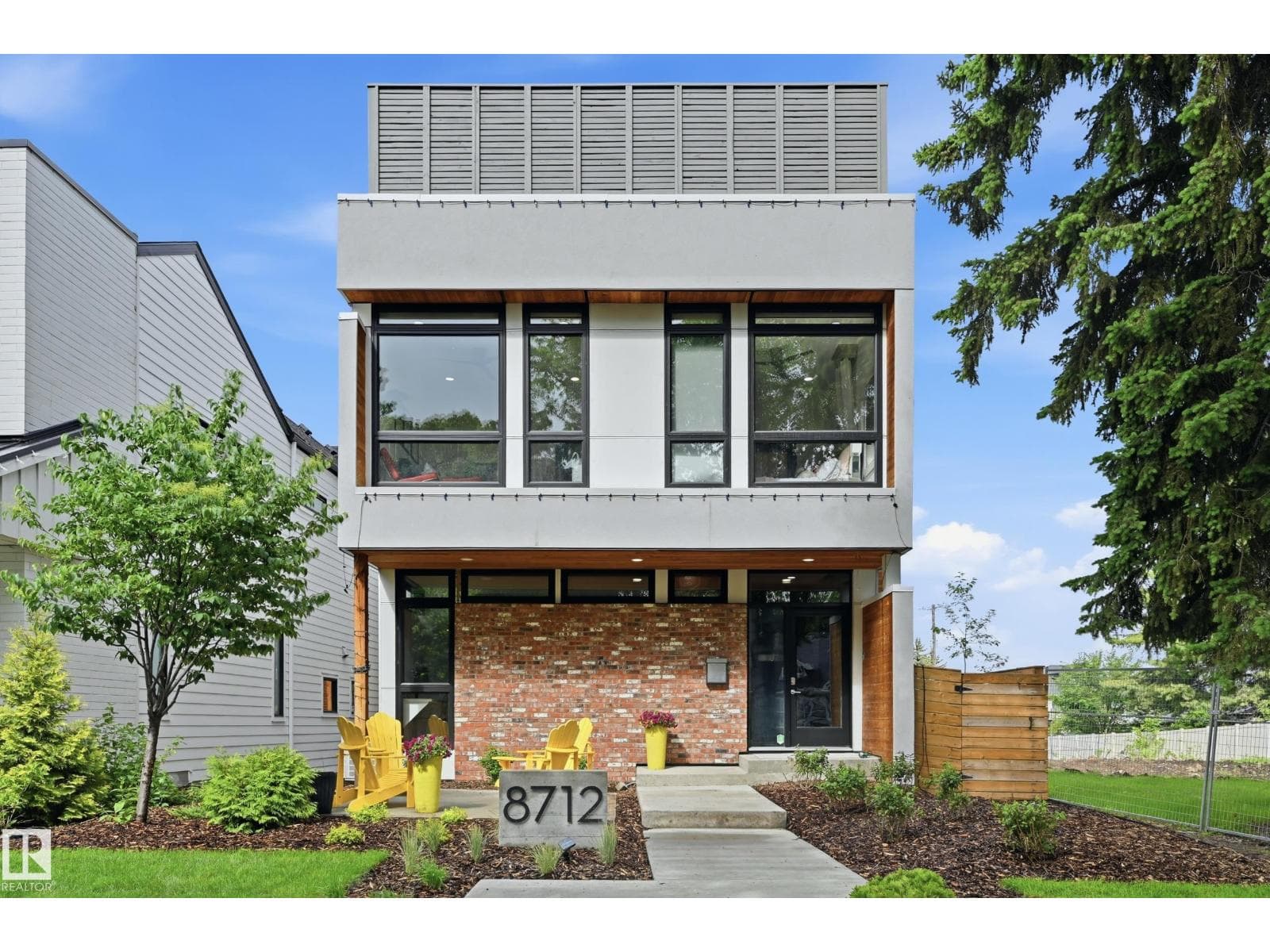 8712 120 ST NW