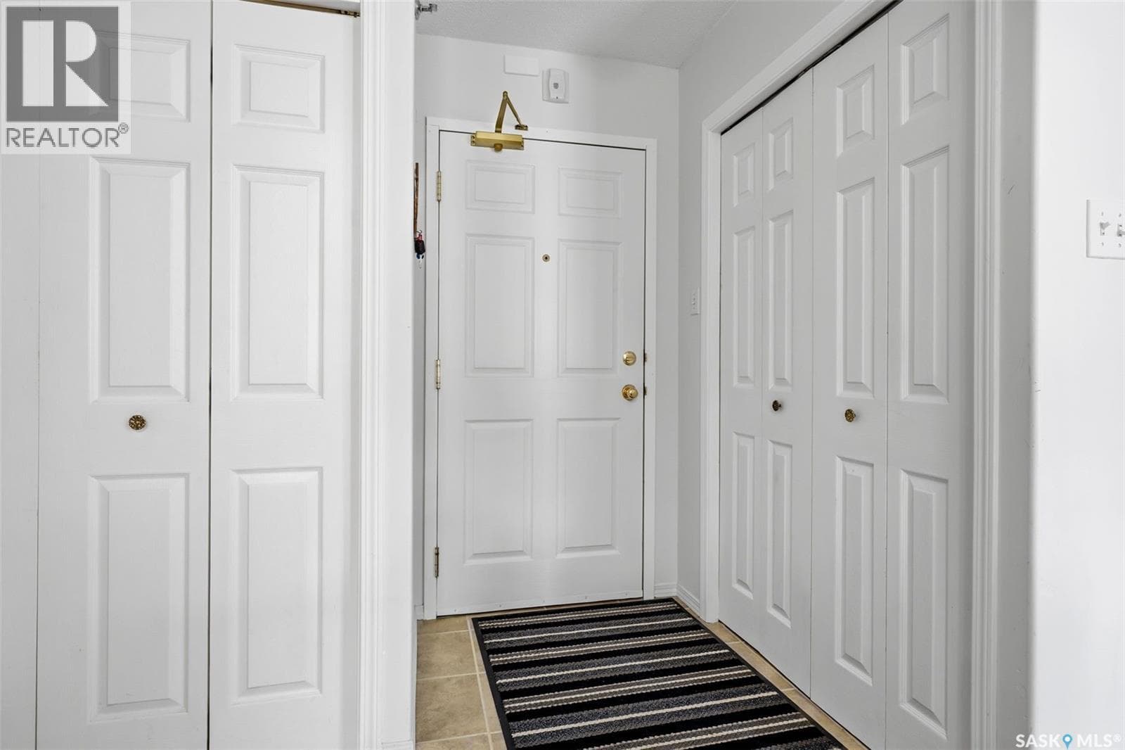 403 2203 Angus STREET — photo 3