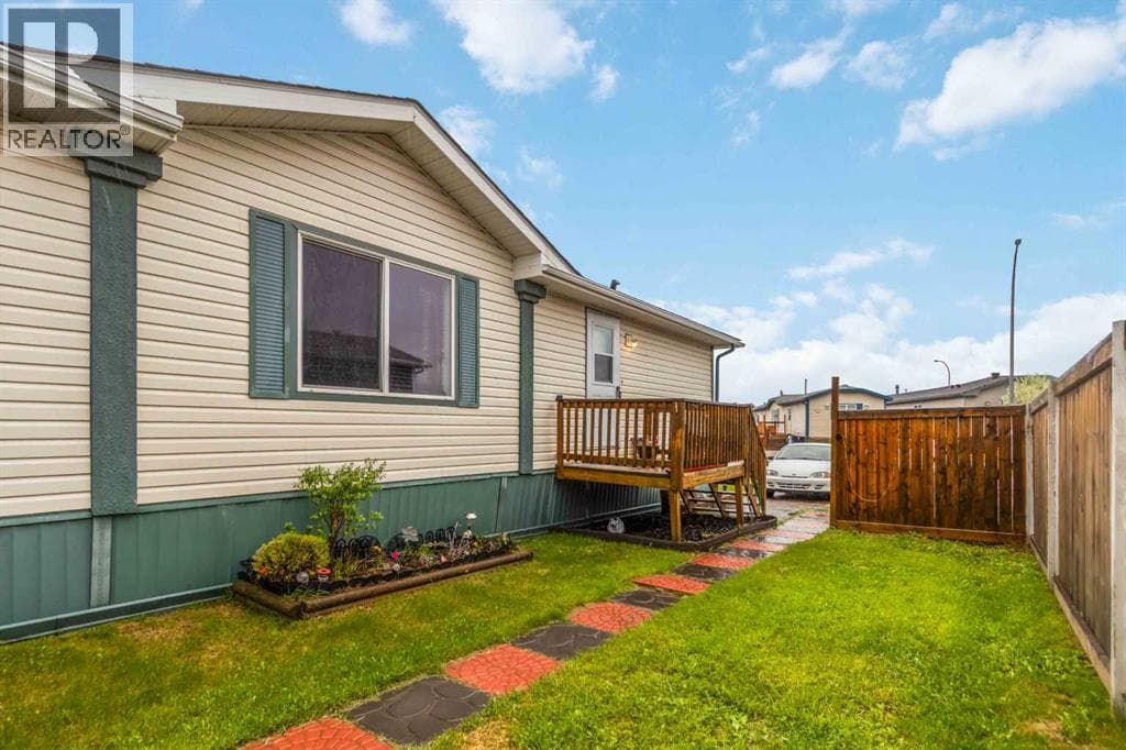 269 MCKINLAY Crescent — photo 3