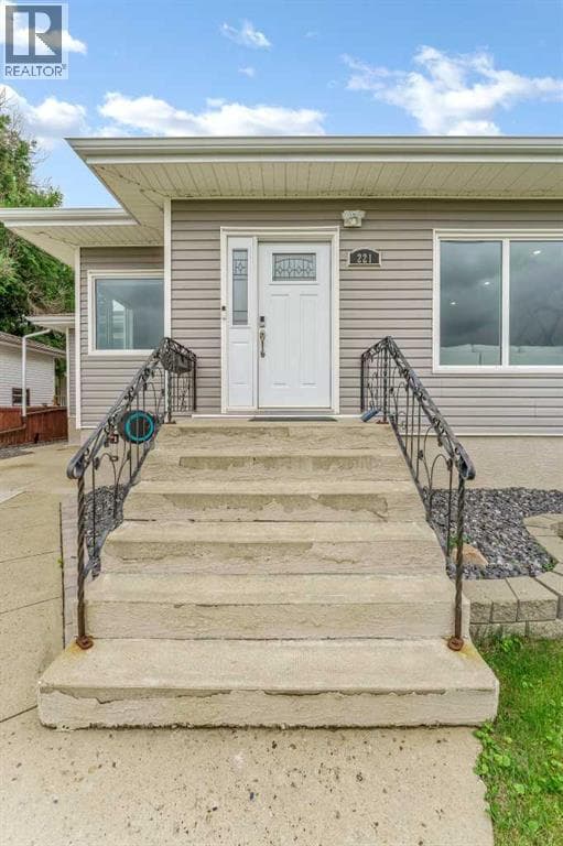 221 9 Street SW — photo 3