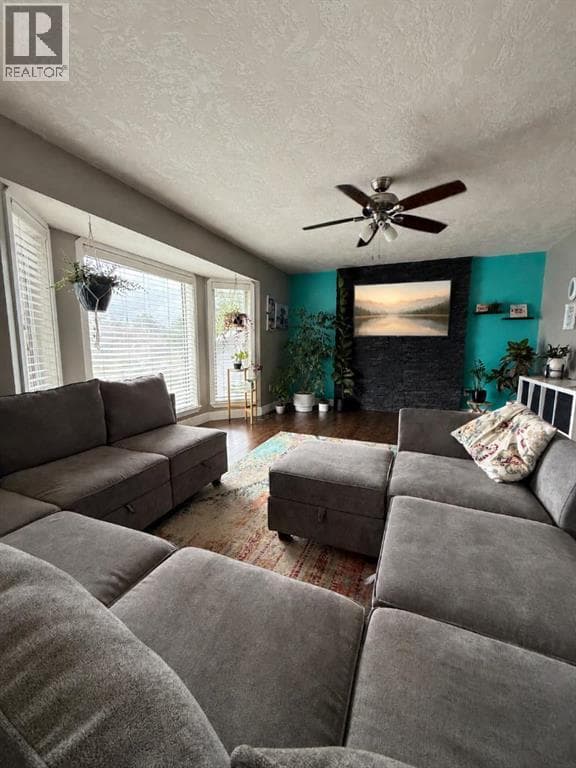 4404 54A Avenue — photo 3