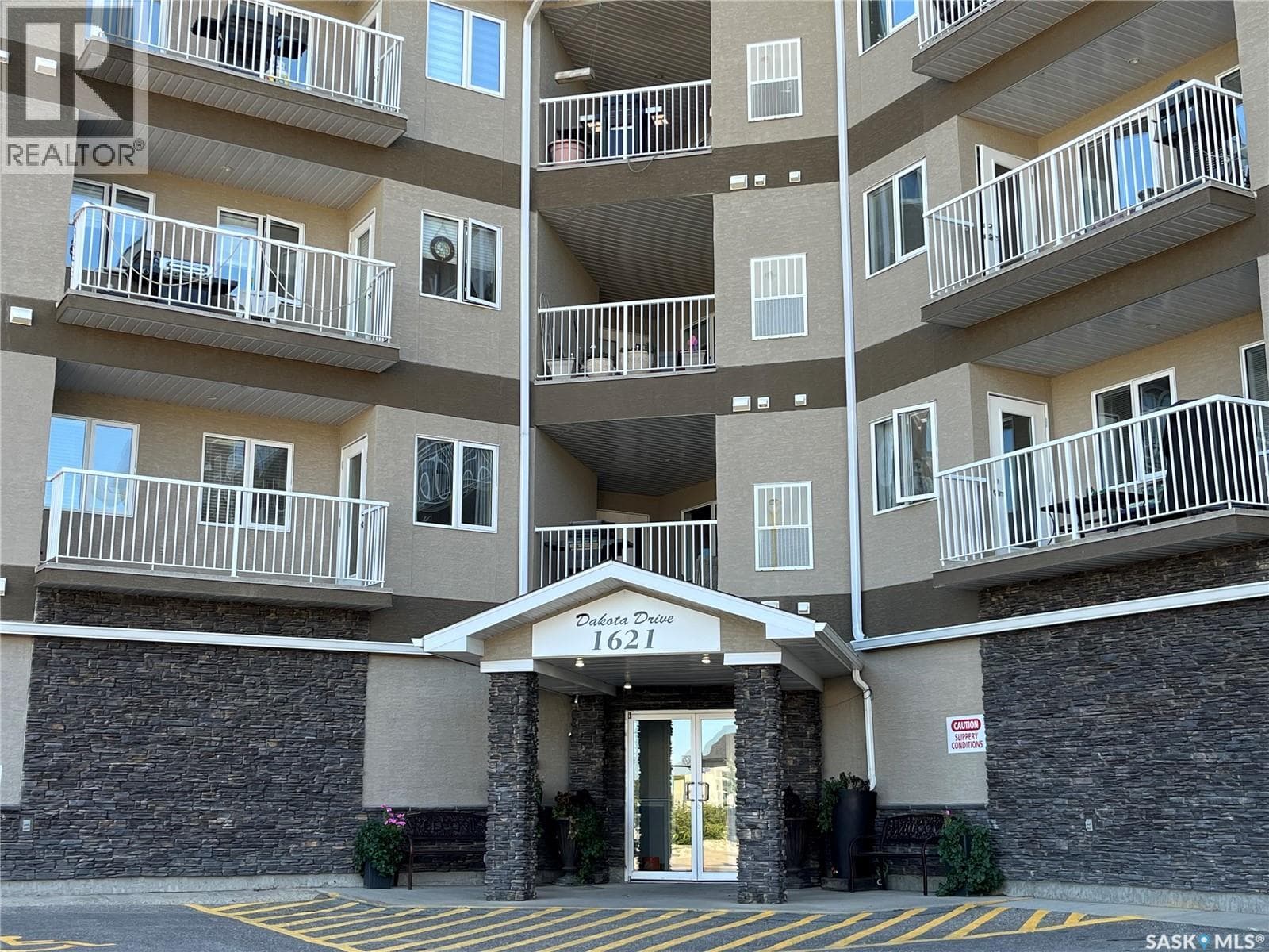 102 1621 Dakota DRIVE