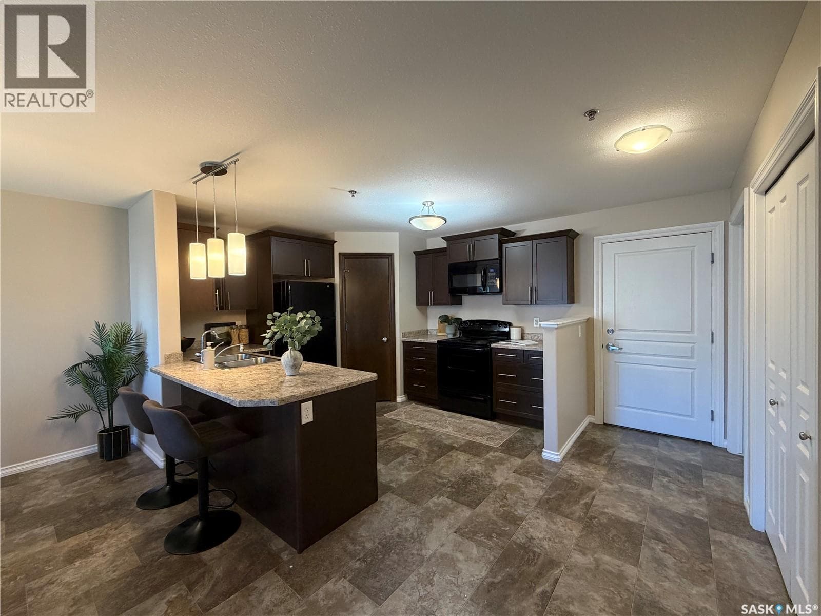 102 1621 Dakota DRIVE — photo 5