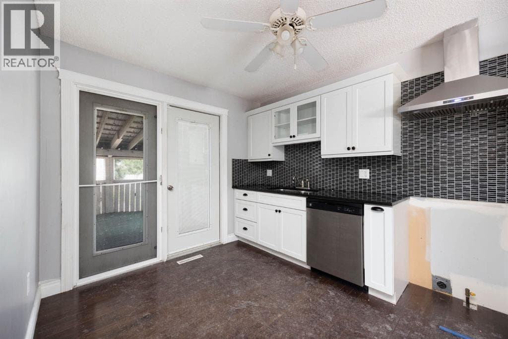 2 Moberly Crescent — photo 3