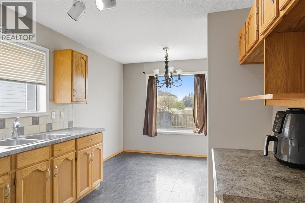 141 Saratoga Close NE — photo 4