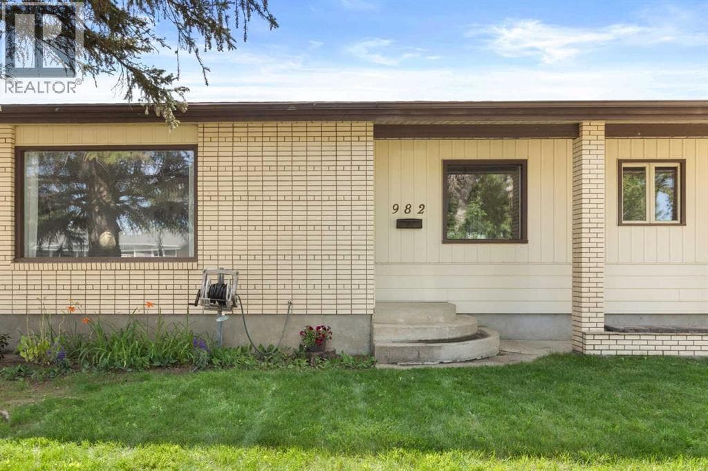 982 Stewart Drive NW — photo 2