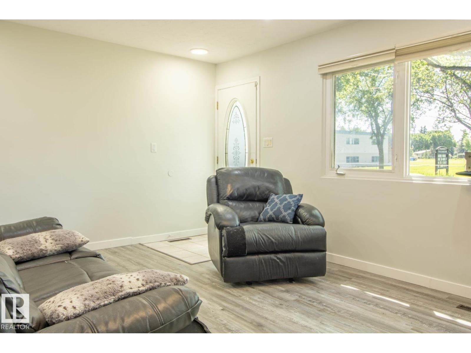 15922 92 AV NW — photo 3