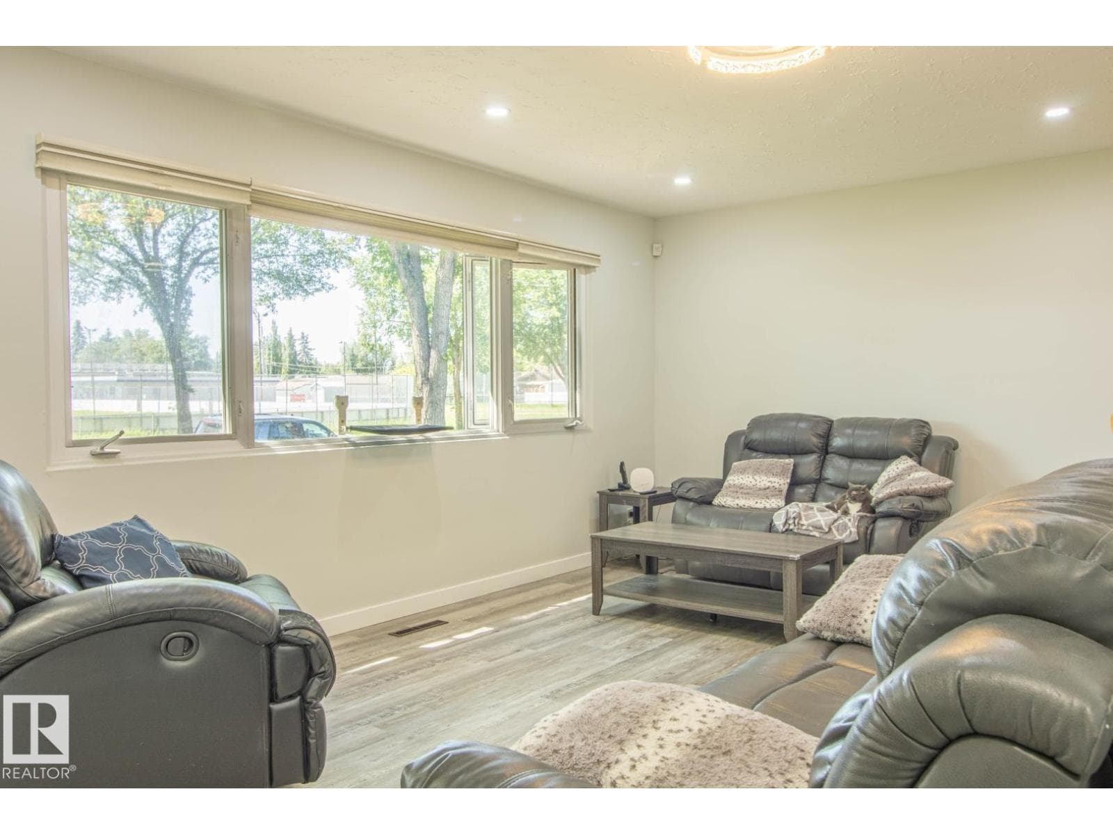 15922 92 AV NW — photo 4