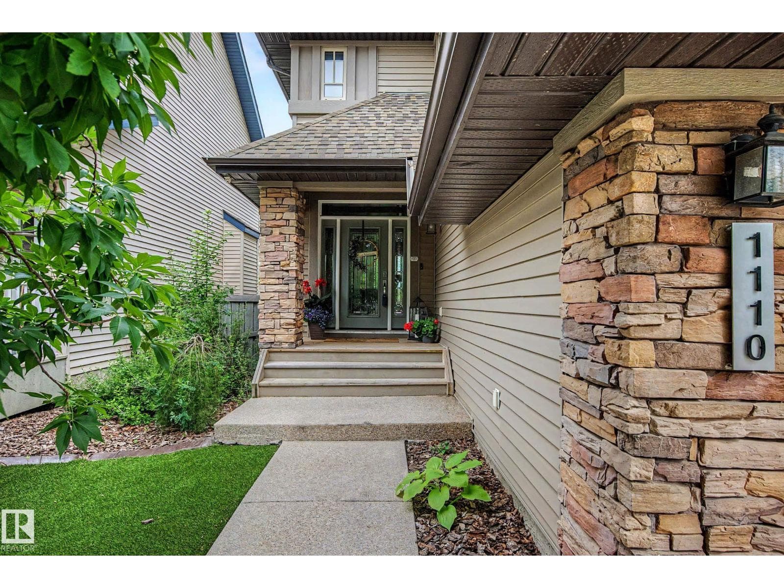 1110 ARMITAGE CR SW — photo 3