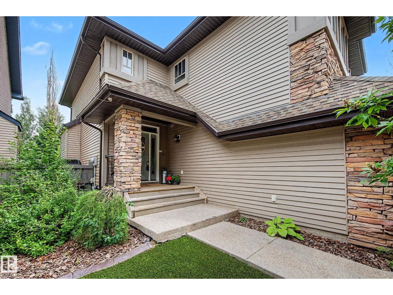 1110 ARMITAGE CR SW — photo 4